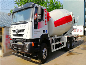 紅巖杰獅14方攪拌車(chē)發(fā)車(chē)圖片