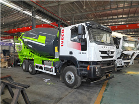 紅巖杰獅16方攪拌車(chē)發(fā)車(chē)圖片