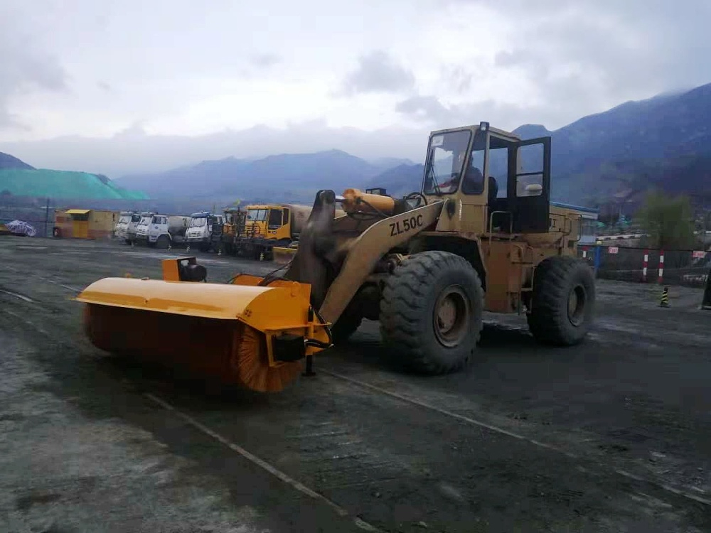 鏟車(chē)加裝3.6米重型掃雪滾刷