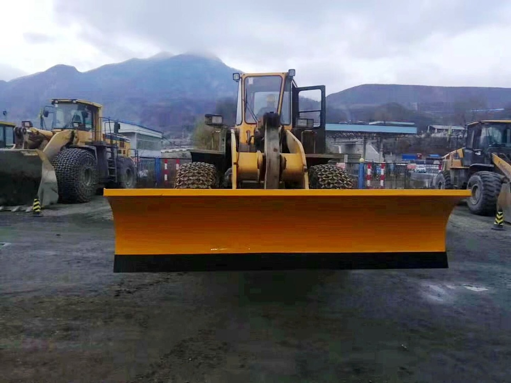 鏟車(chē)改裝3.6米重型推雪鏟