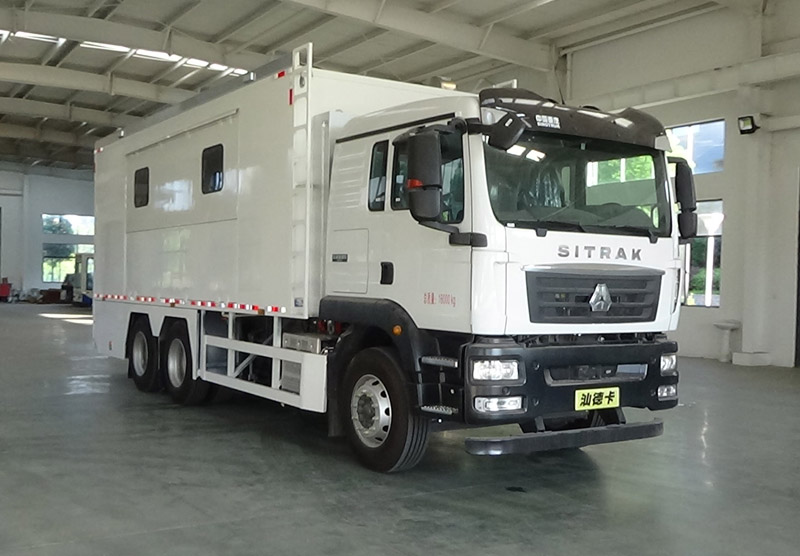 重汽后八輪餐車(chē)